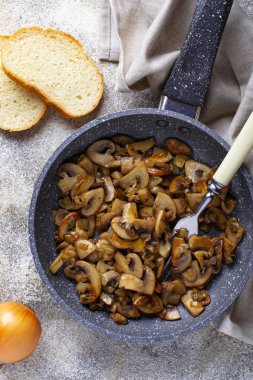 Tavada kavrulmuş mantar champignons