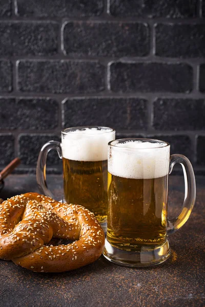 Bier und Brezeln. Wiesn-Konzept — Stockfoto