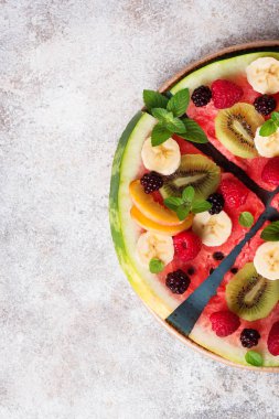 Meyve ve çilek karpuz pizza