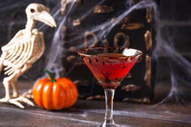 Halloweens içecek kırmızı martini kokteyl