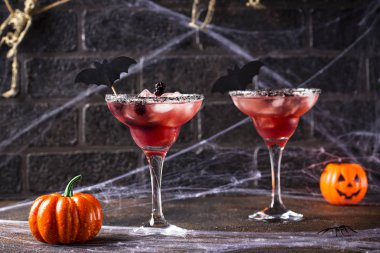 Cadılar Bayramı böğürtlenli ürkütücü içki