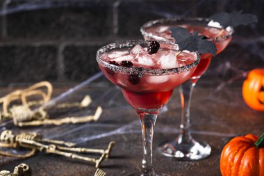 Cadılar Bayramı böğürtlenli ürkütücü içki