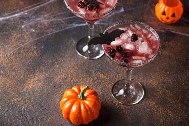 Cadılar Bayramı böğürtlenli ürkütücü içki