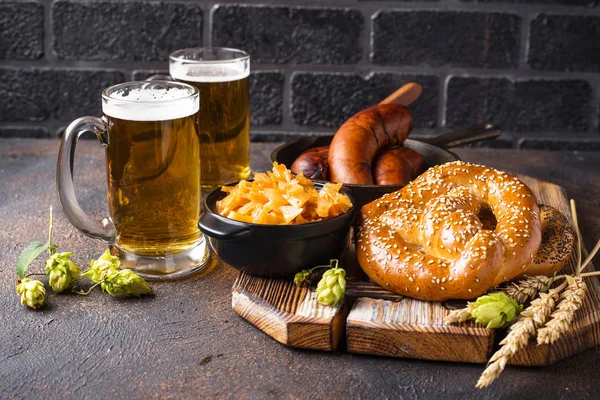 Cerveja, pretzels e comida bávara — Fotografia de Stock