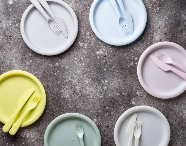 Pratos de plástico coloridos para piquenique de verão — Fotografia de Stock