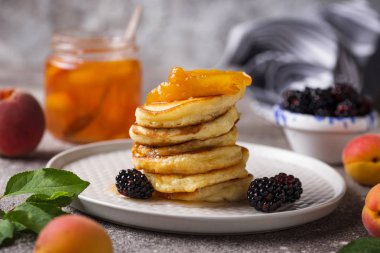 Kayısı reçeli ve dut ile Krep