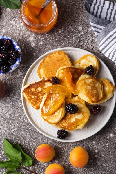 Pfannkuchen mit Marillenmarmelade und Beeren — Stockfoto