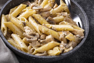 makarna tavuk ve mantar ile