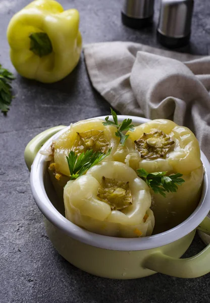 Gevulde pepers met rijst en vlees — Stockfoto