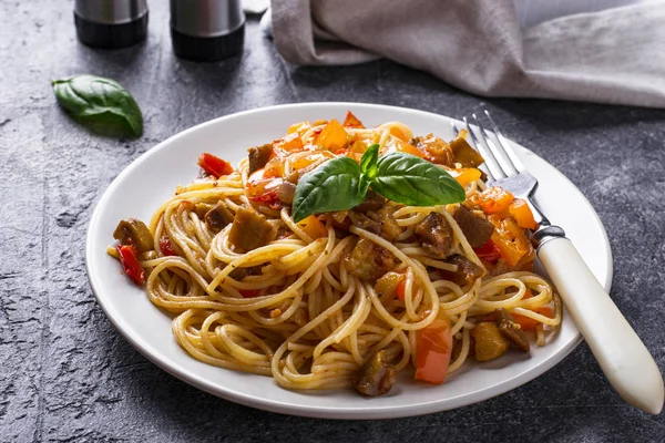 Pasta con berenjena, pimienta y tomates —  Fotos de Stock