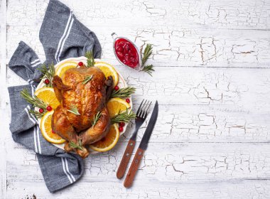 Tatil için fırında hindi veya tavuk.