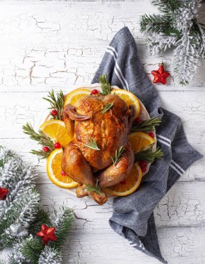 Tatil için fırında hindi veya tavuk.