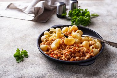 Et sosu ile makarna Bolognese