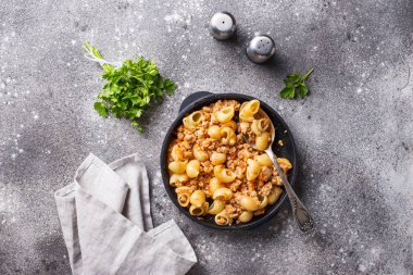 Et sosu ile makarna Bolognese