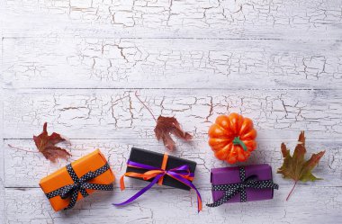 Hediye kutusu ile Cadılar Bayramı arka plan