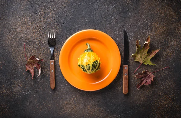 Table d'Halloween avec citrouille — Photo