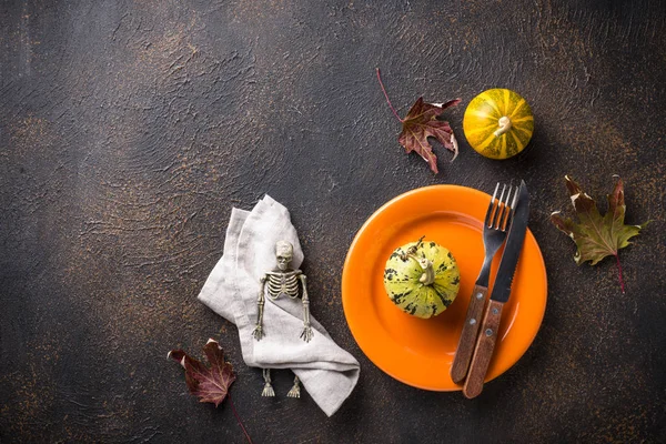 Table d'Halloween avec citrouille — Photo