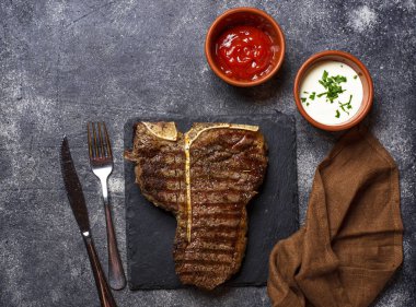 Koyu arka plan üzerinde ızgara T-Bone biftek