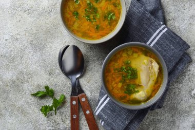 Tavuk suyu veya sebze çorbası