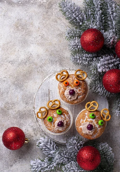 Kue mangkuk Natal dalam bentuk rusa atau beruang — Stok Foto