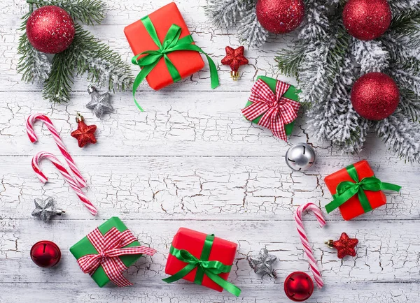 Cajas de regalo, bastón de caramelo y árbol — Foto de Stock