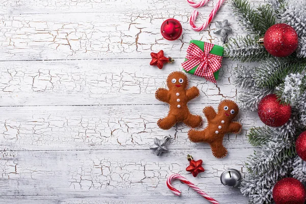 Cajas de regalo, bastón de caramelo y árbol — Foto de Stock