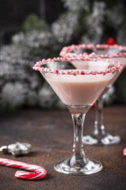 Şeker kamışı kenarlı pembe naneli martini.