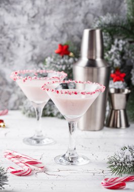 Şeker kamışı kenarlı pembe naneli martini.