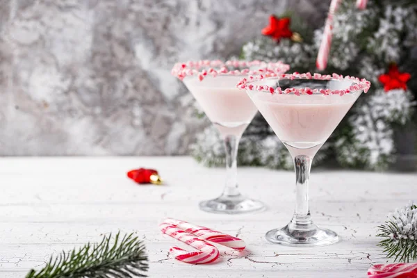 Şeker kamışı kenarlı pembe naneli martini.