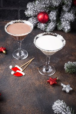 Noel çikolatalı kar tanesi martini kokteyli.