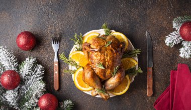 Tatil için fırında hindi veya tavuk.