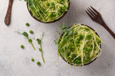 Yeşil bezelye ile kabak makarna