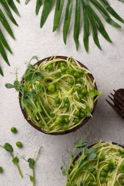 Yeşil bezelye ile kabak makarna