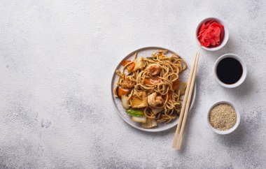 Karides ve sebze ile Asya Erişte