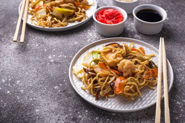 Asian noodles with shrimps and vegetables — Stock Photo, Image