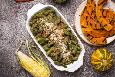 Ekmek kırıntılı yeşil fasulye güveci.