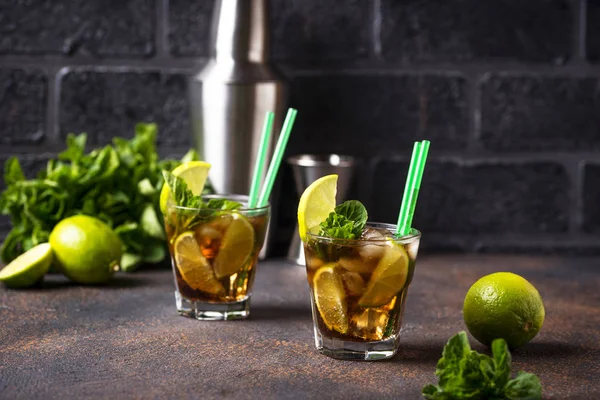 Cuba Libre cocktail med mynta och lime — Stockfoto