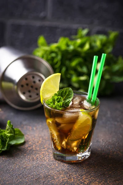 Cuba Libre cocktail med mynta och lime — Stockfoto