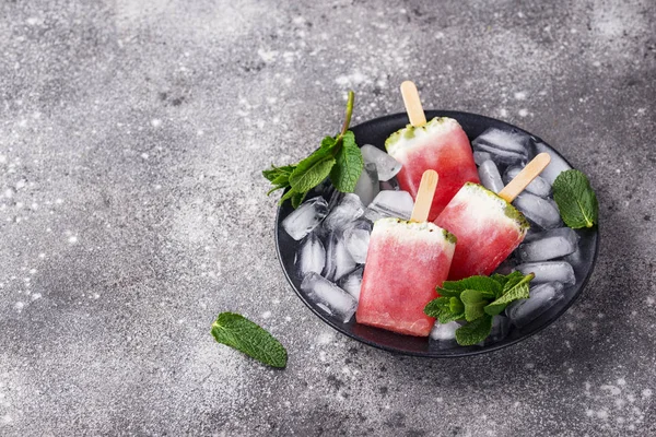 Hausgemachte Eis am Stiel in Form einer Wassermelone — Stockfoto