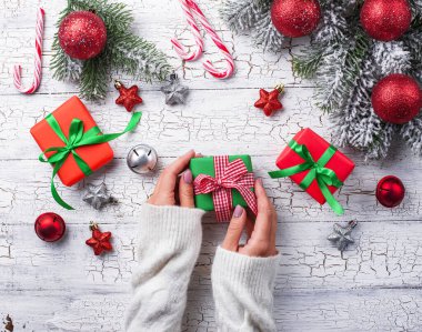 Noel hediye kutusu elinde