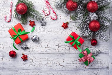 Hediye kutuları, şeker kamışı ve ağaç