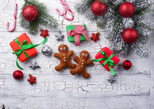 Cajas de regalo, bastón de caramelo y árbol — Foto de Stock