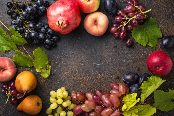 Çeşitli sonbahar meyveleri. Hasat konsepti