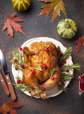 Tatil için fırında hindi veya tavuk.