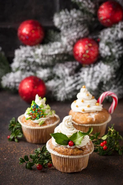 Bolo festivo de Natal com decorações diferentes — Fotografia de Stock