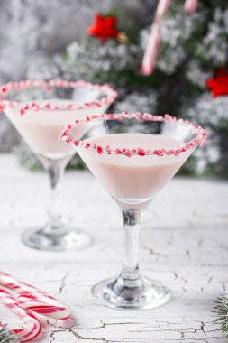 Şeker kamışı kenarlı pembe naneli martini.