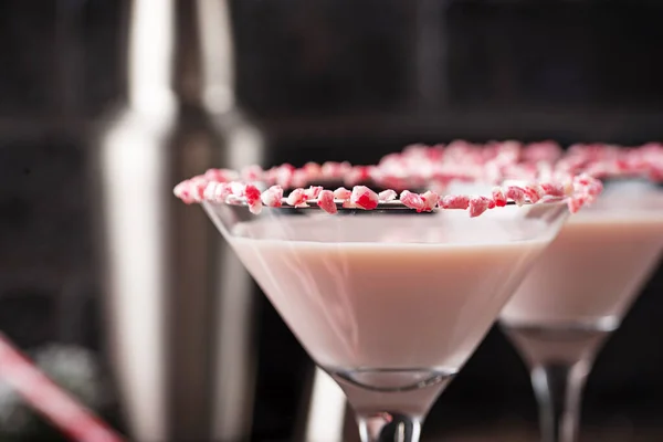 Şeker kamışı kenarlı pembe naneli martini.