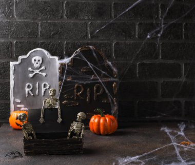 İskeletler ve mezar ile Cadılar Bayramı arka plan