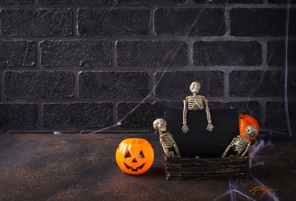Halloween background with skeletons and tomb — Stock Photo, Image