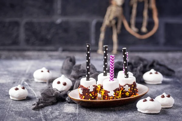 Halloween traktatie marshmallow in chocolade — Stockfoto